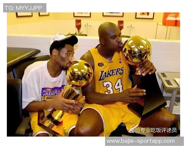 谢里夫奥尼尔特意前来致敬科比叔叔与雕像合影留念