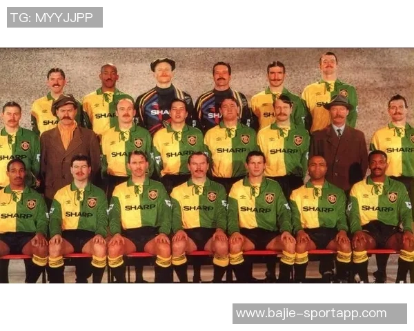 曼联官方社交媒体发布2025-26赛季全家福照男足女足同框合影